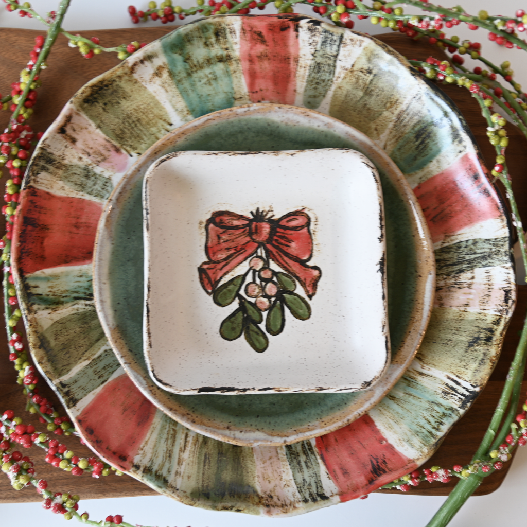Merry Mistletoe Dish - TheMississippiGiftCompany.com